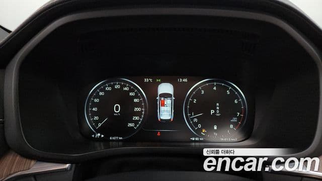 Volvo XC60 2021 — ფოტო 8/20