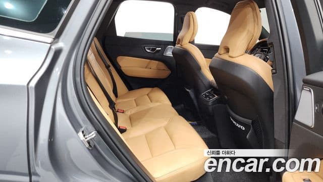 Volvo XC60 2021 — ფოტო 11/20