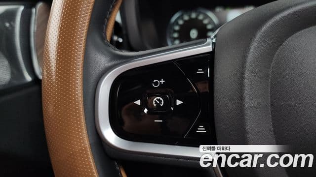 Volvo XC60 2021 — ფოტო 15/20