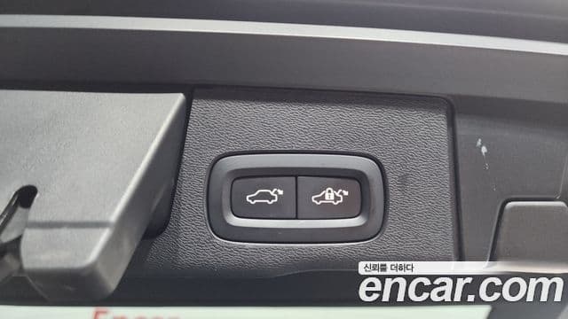Volvo XC60 2021 — ფოტო 17/20