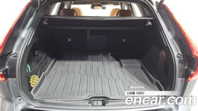 Volvo XC60 2021 — ფოტო 18/20