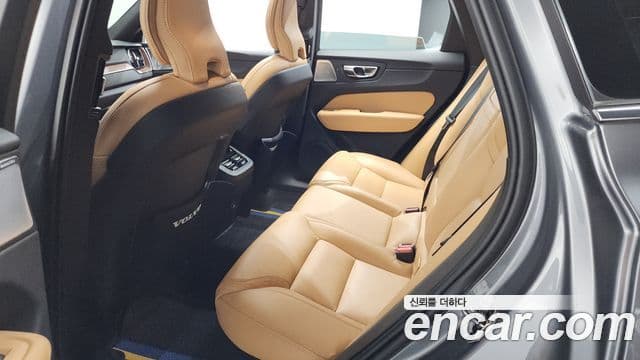 Volvo XC60 2021 — ფოტო 19/20