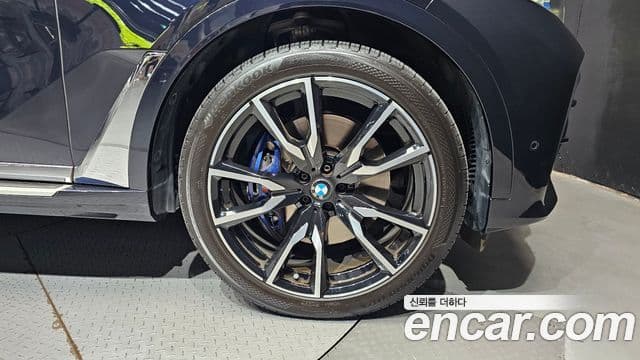 BMW X7 2021 — Photo 23/33