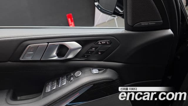 BMW X7 2021 — Photo 24/33