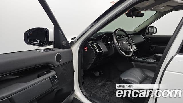 Land Rover Discovery 5 2019 — Photo 9/36