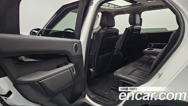 Land Rover Discovery 5 2019 — Photo 10/36