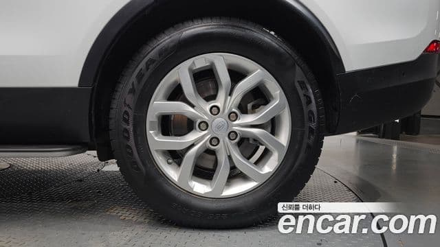 Land Rover Discovery 5 2019 — Photo 22/36