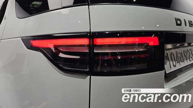 Land Rover Discovery 5 2019 — Photo 30/36