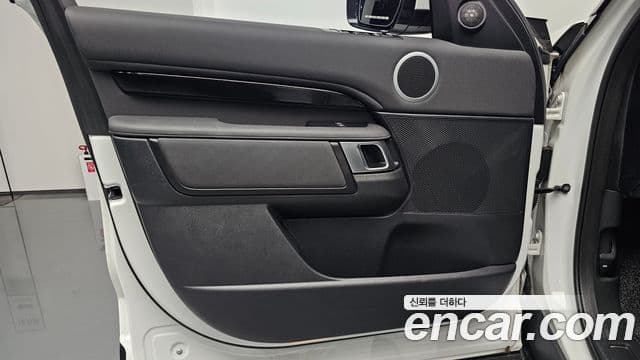 Land Rover Discovery 5 2019 — Photo 33/36