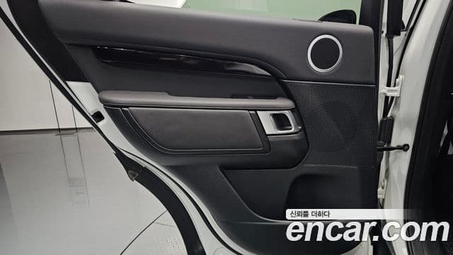 Land Rover Discovery 5 2019 — Photo 6/36