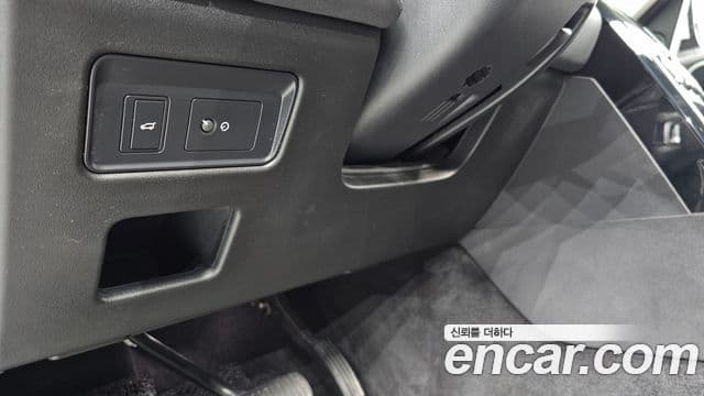 Land Rover Discovery 5 2019 — Photo 8/36