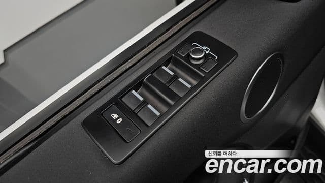 Land Rover Discovery 5 2019 — Photo 3/36