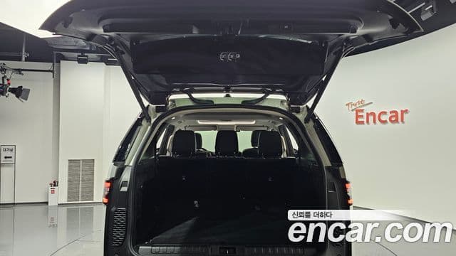 Land Rover Discovery 5 2019 — Photo 18/36