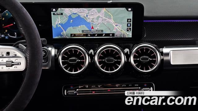 Mercedes-Benz GLB-Class 2021 — ფოტო 14/20