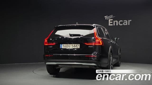 Volvo V60 Cross Country 2023 — Photo 6/20