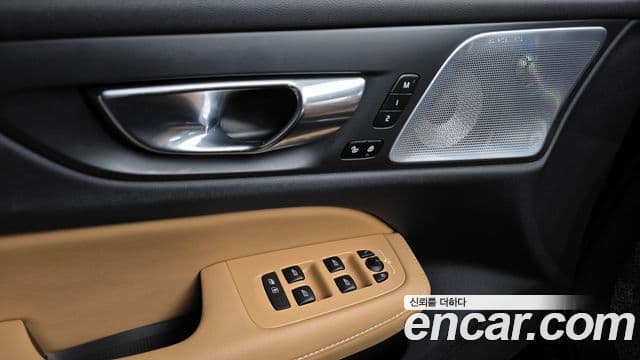 Volvo V60 Cross Country 2023 — Photo 2/20