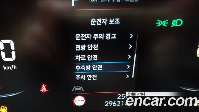 Hyundai Staria 2023 — ფოტო 18/20