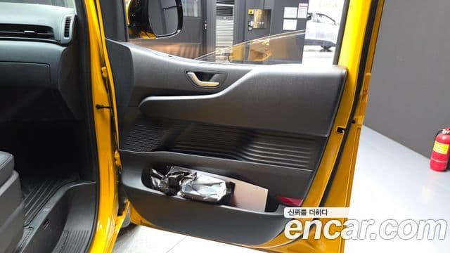 Hyundai Staria 2023 — Photo 32/34