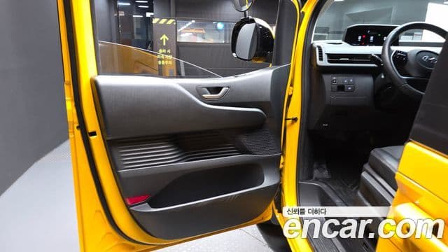 Hyundai Staria 2023 — Photo 13/34