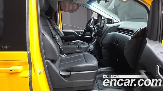 Hyundai Staria 2023 — Photo 2/34