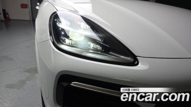 Porsche Cayenne 2019 — ფოტო 25/32
