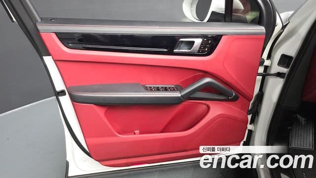 Porsche Cayenne 2019 — ფოტო 7/32