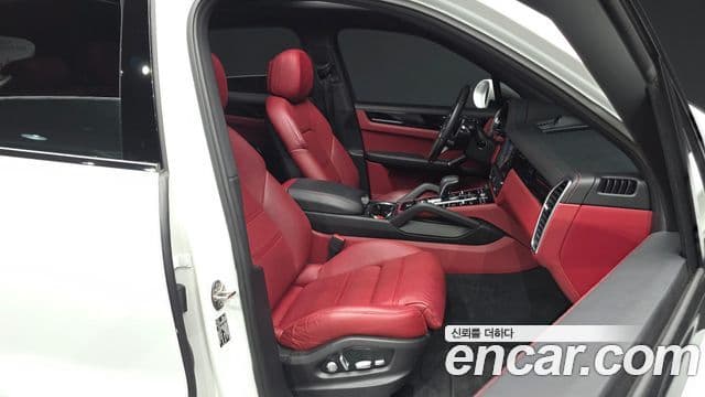 Porsche Cayenne 2019 — ფოტო 24/32