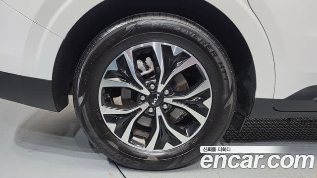 Kia Carnival 2023 — ფოტო 14/30