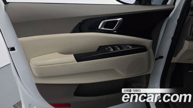 Kia Carnival 2023 — ფოტო 20/30
