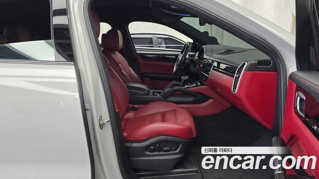 Porsche Cayenne 2022 — ფოტო 22/31