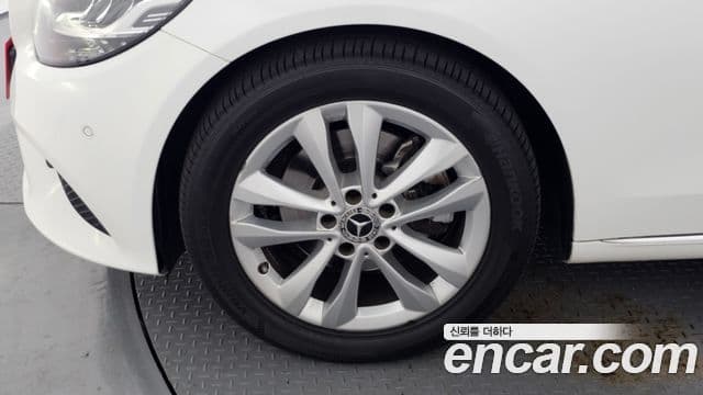 Mercedes-Benz C-Class 2019 — ფოტო 5/20