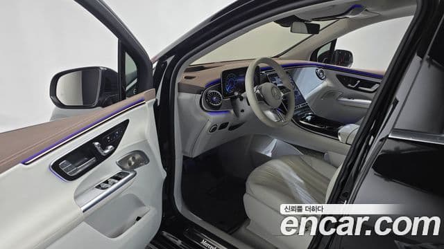 Mercedes-Benz EQE SUV 2023 — ფოტო 8/20