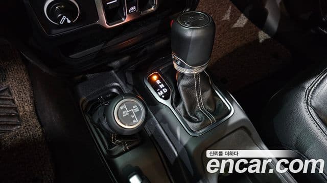Jeep Wrangler 2019 — ფოტო 9/20