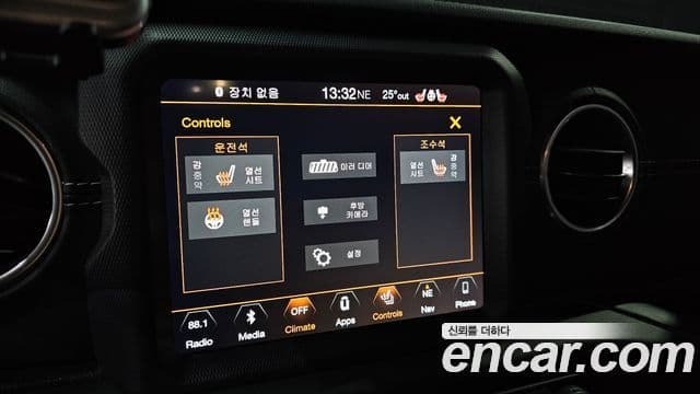 Jeep Wrangler 2019 — ფოტო 18/20
