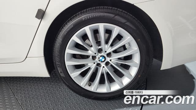 BMW 5 Series 2018 — Photo 30/33