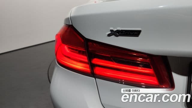 BMW 5 Series 2018 — Photo 20/33