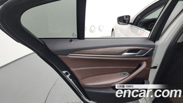 BMW 5 Series 2018 — Photo 21/33