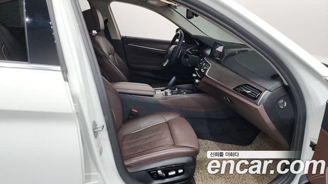 BMW 5 Series 2018 — Photo 31/33