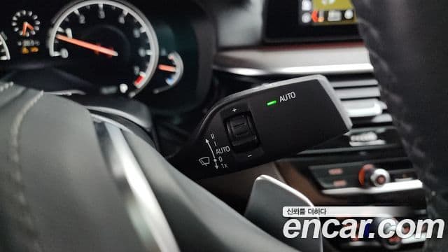 BMW 5 Series 2018 — Photo 32/33