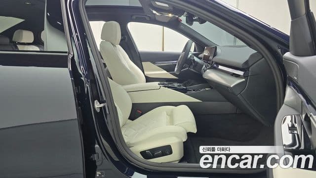 BMW 5 Series 2025 — ფოტო 8/31