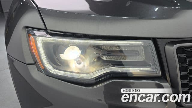 Jeep Grand Cherokee 2021 — Şəkil 30/36