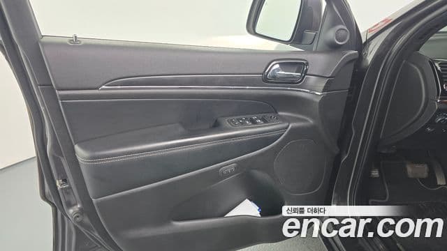 Jeep Grand Cherokee 2021 — Şəkil 16/36
