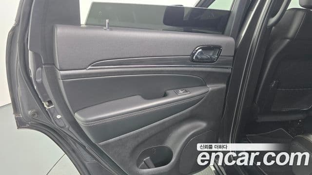 Jeep Grand Cherokee 2021 — Şəkil 18/36