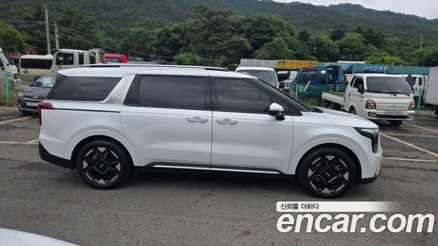 Kia Carnival 2023 — ფოტო 2/20