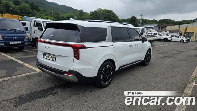 Kia Carnival 2023 — ფოტო 3/20