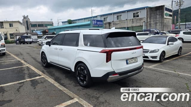 Kia Carnival 2023 — ფოტო 5/20