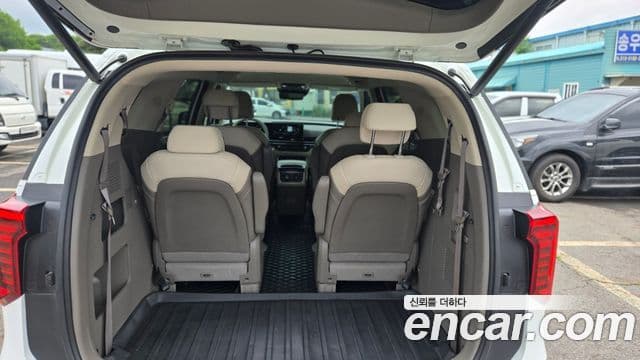 Kia Carnival 2023 — ფოტო 18/20