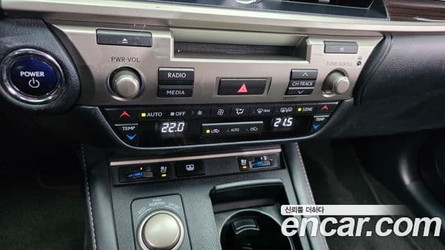 Lexus ES300h 2018 — Şəkil 16/20