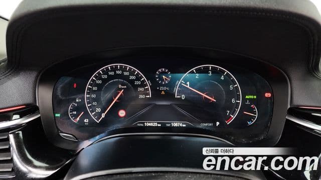 BMW 5 Series 2019 — ფოტო 8/20