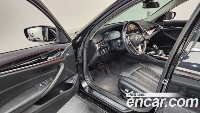 BMW 5 Series 2019 — ფოტო 10/20